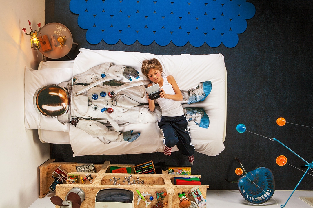 ein Junge im Weltraumzimmer