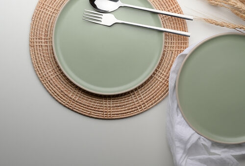 Rundes Bambus-Tischset mit hellgrünem Geschirr