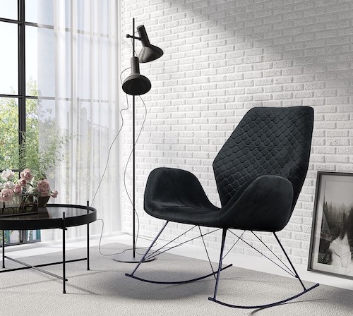 Moderner Schaukelstuhl mit schwarzem Polster und dünnen Metallkufen