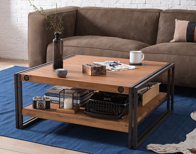 Couchtisch aus Massivholz im Industrial Stil