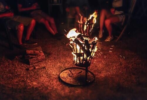 Gemütlicher Abend mit Freunden an einer Feuerstelle