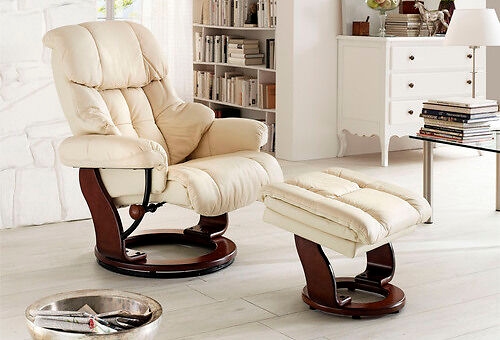 Beigefarbener Fernsehsessel mit dunkelbraunem Fuß und Hocker