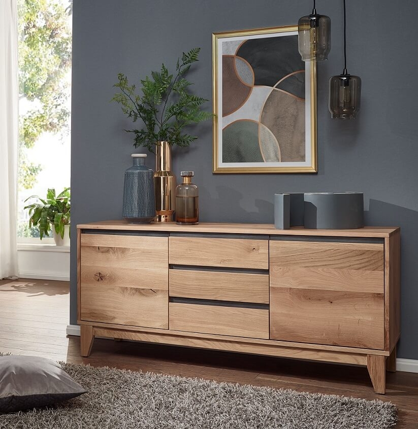 Massives Sideboard in Holzoptik in moderner Einrichtung