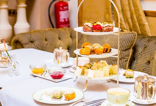 Weiß-goldene Etagere mit kleinem Gebäck